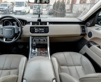 Innenraum von Land Rover Range Rover Sport zur Miete in Georgien. Ein großartiges 5-Sitzer Fahrzeug mit Automatisch Getriebe.