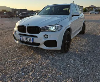 Frontansicht eines Mietwagens BMW X5 in Tirana, Albanien ✓ Auto Nr.14727. ✓ Automatisch TM ✓ 0 Bewertungen.