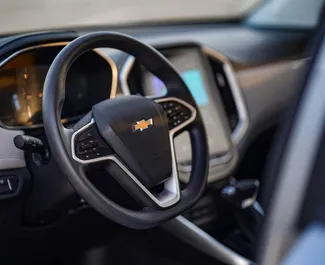 Chevrolet Captiva 2026 zur Miete verfügbar in Dubai, mit Kilometerbegrenzung 250 km/Tag.