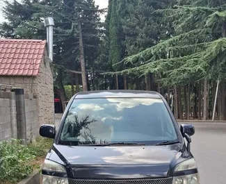 Benzin 2,0L Motor von Toyota Noah 2010 zur Miete in Tiflis.