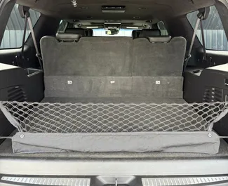 Innenraum von Cadillac Escalade zur Miete in Georgien. Ein großartiges 7-Sitzer Fahrzeug mit Automatisch Getriebe.