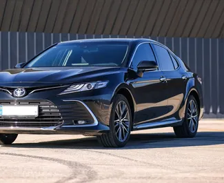 Frontansicht eines Mietwagens Toyota Camry in Tiflis, Georgien ✓ Auto Nr.14783. ✓ Automatisch TM ✓ 0 Bewertungen.