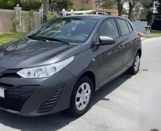 Frontansicht eines Mietwagens Toyota Yaris in Dubai, VAE ✓ Auto Nr.14762. ✓ Automatisch TM ✓ 0 Bewertungen.