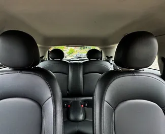 Innenraum von Mini Cooper zur Miete in Georgien. Ein großartiges 4-Sitzer Fahrzeug mit Automatisch Getriebe.