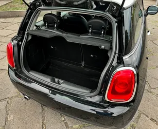 Mini Cooper 2015 mit Antriebssystem Frontantrieb, verfügbar in Tiflis.