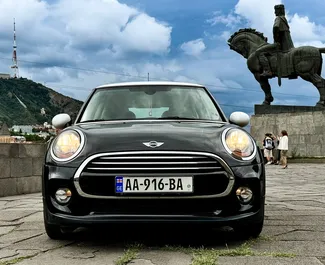 Frontansicht eines Mietwagens Mini Cooper in Tiflis, Georgien ✓ Auto Nr.14621. ✓ Automatisch TM ✓ 0 Bewertungen.