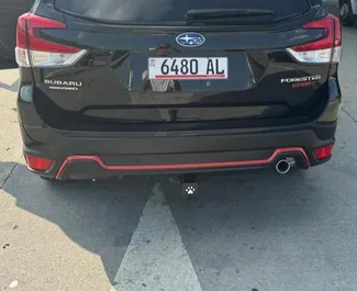 Innenraum von Subaru Forester zur Miete in Georgien. Ein großartiges 5-Sitzer Fahrzeug mit Automatisch Getriebe.