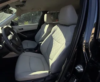 Innenraum von Toyota Corolla Cross zur Miete in Georgien. Ein großartiges 5-Sitzer Fahrzeug mit Automatisch Getriebe.