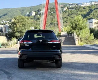 Mietwagen Toyota Corolla Cross 2022 in Georgien, mit Benzin-Kraftstoff und 170 PS ➤ Ab 130 GEL pro Tag.