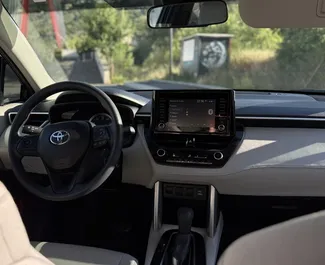 Benzin 2,0L Motor von Toyota Corolla Cross 2022 zur Miete in Tiflis.