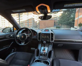 Benzin 4,8L Motor von Porsche Cayenne Turbo 2012 zur Miete in Tiflis.