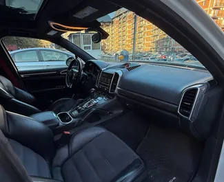 Porsche Cayenne Turbo 2012 zur Miete verfügbar in Tiflis, mit Kilometerbegrenzung unbegrenzte.