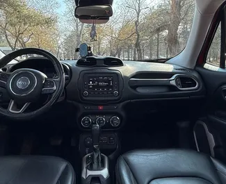 Innenraum von Jeep Renegade zur Miete in Georgien. Ein großartiges 5-Sitzer Fahrzeug mit Automatisch Getriebe.