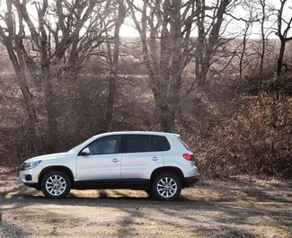 Vermietung Volkswagen Tiguan. Komfort, Crossover Fahrzeug zur Miete in Georgien ✓ Kaution Keine Kaution ✓ Versicherungsoptionen KFZ-HV, TKV, VKV Plus, VKV Komplett, Insassen, Diebstahlschutz.