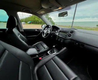 Innenraum von Volkswagen Tiguan zur Miete in Georgien. Ein großartiges 5-Sitzer Fahrzeug mit Automatisch Getriebe.
