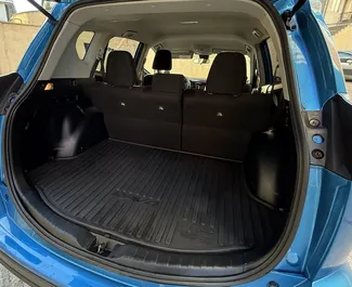 Innenraum von Toyota Rav4 zur Miete in Georgien. Ein großartiges 5-Sitzer Fahrzeug mit Automatisch Getriebe.