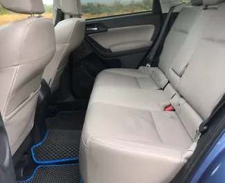 Innenraum von Subaru Forester Limited zur Miete in Georgien. Ein großartiges 5-Sitzer Fahrzeug mit Automatisch Getriebe.