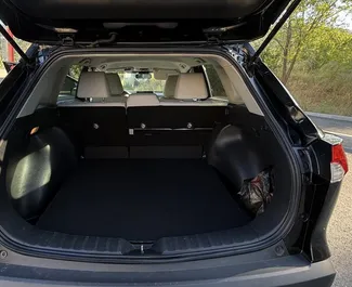 Innenraum von Toyota Corolla Cross zur Miete in Georgien. Ein großartiges 5-Sitzer Fahrzeug mit Automatisch Getriebe.