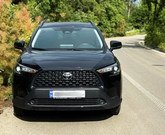 Frontansicht eines Mietwagens Toyota Corolla Cross in Tiflis, Georgien ✓ Auto Nr.14640. ✓ Automatisch TM ✓ 0 Bewertungen.