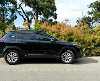 Mietwagen Toyota Corolla Cross 2023 in Georgien, mit Benzin-Kraftstoff und 170 PS ➤ Ab 130 GEL pro Tag.