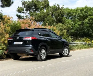 Benzin 2,0L Motor von Toyota Corolla Cross 2023 zur Miete in Tiflis.