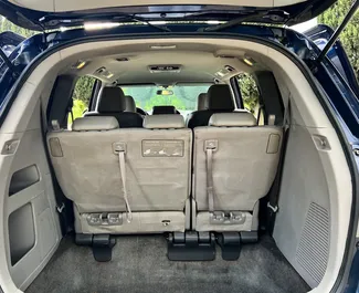 Innenraum von Honda Odyssey zur Miete in Georgien. Ein großartiges 8-Sitzer Fahrzeug mit Automatisch Getriebe.