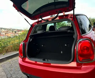 Innenraum von Mini Cooper zur Miete in Georgien. Ein großartiges 4-Sitzer Fahrzeug mit Automatisch Getriebe.