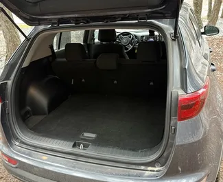 Innenraum von Kia Sportage zur Miete in Georgien. Ein großartiges 5-Sitzer Fahrzeug mit Automatisch Getriebe.