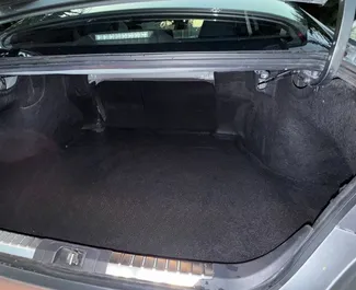 Toyota Camry 2024 mit Antriebssystem Frontantrieb, verfügbar in Tiflis.