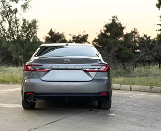 Benzin 2,5L Motor von Toyota Camry 2024 zur Miete in Tiflis.
