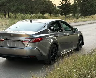 Vermietung Toyota Camry. Komfort, Premium Fahrzeug zur Miete in Georgien ✓ Kaution Keine Kaution ✓ Versicherungsoptionen KFZ-HV, TKV, VKV Plus, VKV Komplett, Insassen, Diebstahlschutz.