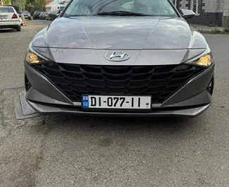 Innenraum von Hyundai Elantra zur Miete in Georgien. Ein großartiges 5-Sitzer Fahrzeug mit Automatisch Getriebe.