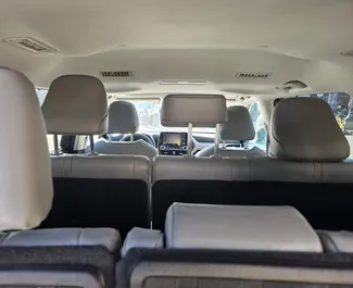 Frontansicht eines Mietwagens Toyota Highlander in Tiflis, Georgien ✓ Auto Nr.14725. ✓ Automatisch TM ✓ 0 Bewertungen.