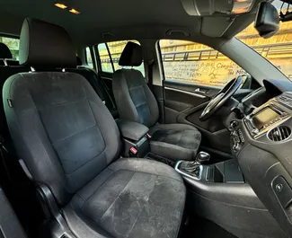 Innenraum von Volkswagen Tiguan zur Miete in Georgien. Ein großartiges 5-Sitzer Fahrzeug mit Automatisch Getriebe.