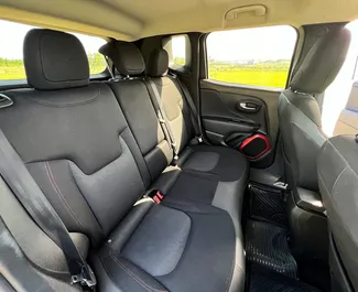Innenraum von Jeep Renegade zur Miete in Georgien. Ein großartiges 5-Sitzer Fahrzeug mit Automatisch Getriebe.