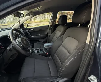 Innenraum von Kia Sportage zur Miete in Georgien. Ein großartiges 5-Sitzer Fahrzeug mit Automatisch Getriebe.
