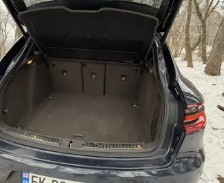 Innenraum von Porsche Macan zur Miete in Georgien. Ein großartiges 5-Sitzer Fahrzeug mit Automatisch Getriebe.