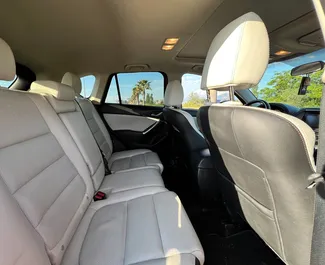 Innenraum von Mazda CX-5 zur Miete in Georgien. Ein großartiges 5-Sitzer Fahrzeug mit Automatisch Getriebe.