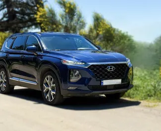 Frontansicht eines Mietwagens Hyundai Santa Fe in Tiflis, Georgien ✓ Auto Nr.14652. ✓ Automatisch TM ✓ 0 Bewertungen.