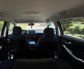Innenraum von Hyundai Santa Fe zur Miete in Georgien. Ein großartiges 5-Sitzer Fahrzeug mit Automatisch Getriebe.