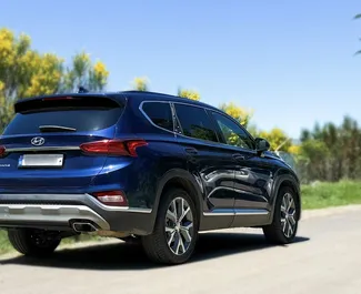 Benzin 2,4L Motor von Hyundai Santa Fe 2018 zur Miete in Tiflis.