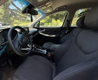 Hyundai Santa Fe 2018 zur Miete verfügbar in Tiflis, mit Kilometerbegrenzung unbegrenzte.
