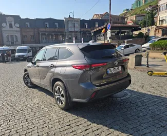 Toyota Highlander 2023 zur Miete verfügbar in Tiflis, mit Kilometerbegrenzung unbegrenzte.