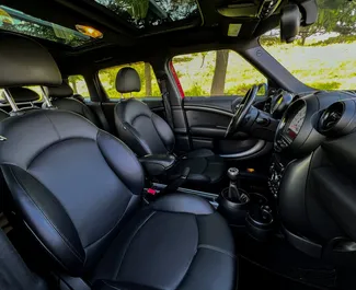 Innenraum von Mini Countryman Cooper S zur Miete in Georgien. Ein großartiges 4-Sitzer Fahrzeug mit Automatisch Getriebe.