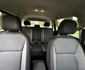 Innenraum von Volkswagen Tiguan zur Miete in Georgien. Ein großartiges 5-Sitzer Fahrzeug mit Automatisch Getriebe.