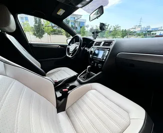 Innenraum von Volkswagen Jetta zur Miete in Georgien. Ein großartiges 5-Sitzer Fahrzeug mit Automatisch Getriebe.