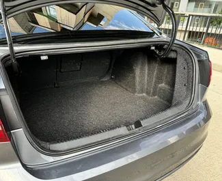 Volkswagen Jetta 2015 mit Antriebssystem Frontantrieb, verfügbar in Tiflis.
