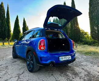 Innenraum von Mini Countryman Cooper S zur Miete in Georgien. Ein großartiges 5-Sitzer Fahrzeug mit Automatisch Getriebe.