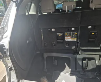 Innenraum von Toyota Sienna zur Miete in Georgien. Ein großartiges 8-Sitzer Fahrzeug mit Automatisch Getriebe.