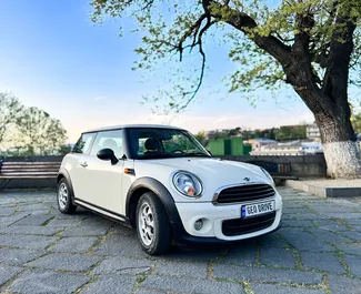 Frontansicht eines Mietwagens Mini One in Tiflis, Georgien ✓ Auto Nr.14596. ✓ Schaltgetriebe TM ✓ 0 Bewertungen.